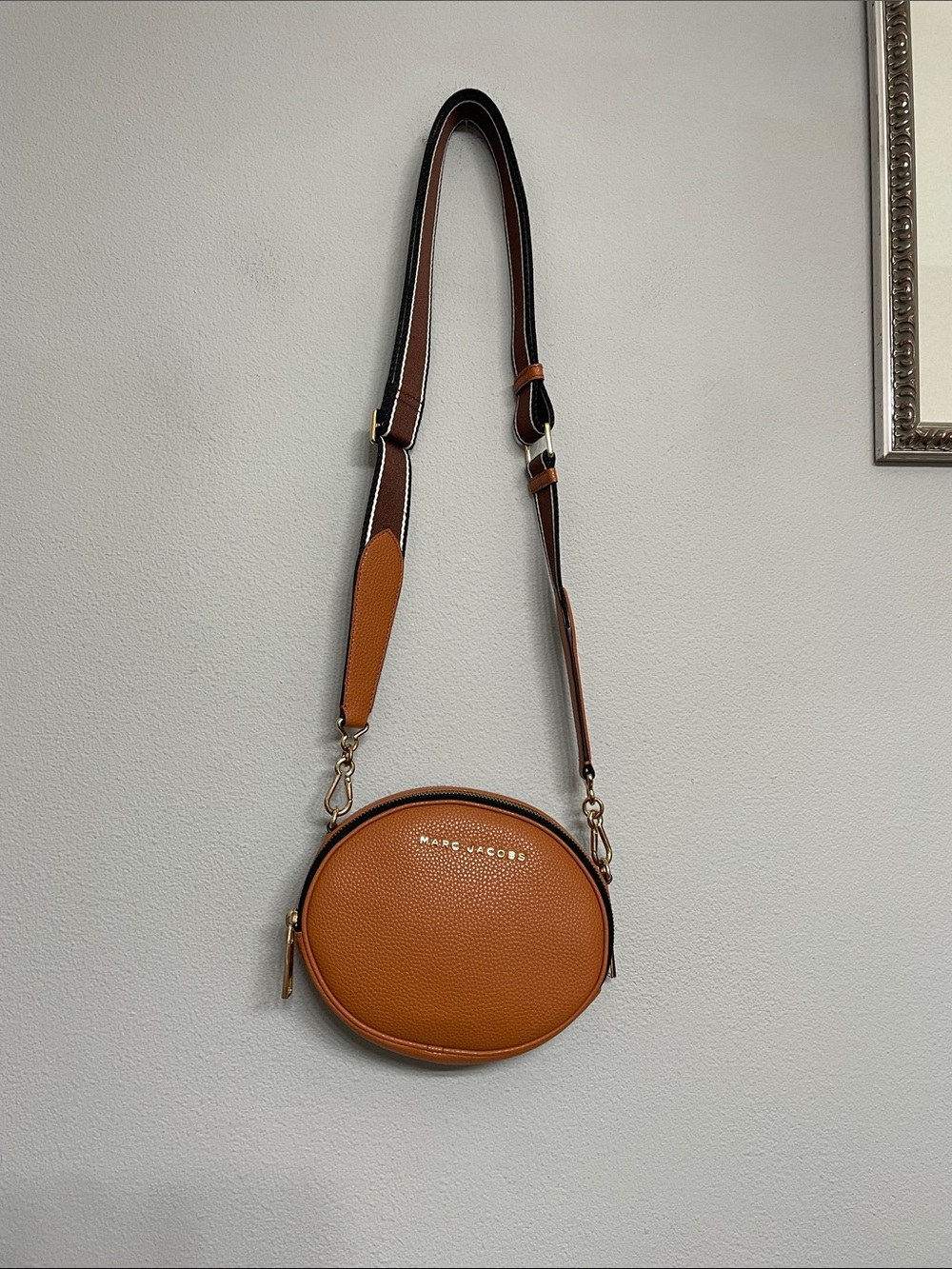 MARC JACOBS
The Rewind Crossbody In
Smoked Almond